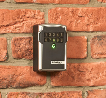sleutelkluis-met-schroeven,-bluetooth-en-cijfercode-masterlock-5441eurd_aan_de_muur