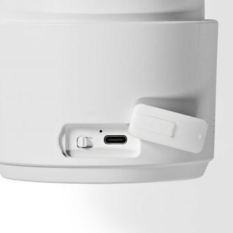 4g-buitencamera-met-zonnepaneel-smart-life-smartlife-nedis-simcbo50wt_oplaadpoort