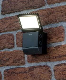 Buitenlamp-met-licht-en-bewegingssensor-Theben-theLeda-S8-100-BK aan