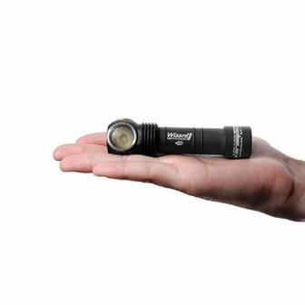 Armytek Wizard C2 Pro - Oplaadbaar - 2330 lumen - Warm Wit licht in de hand