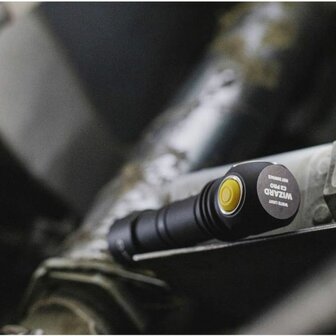 Armytek Wizard C2 Pro - Oplaadbaar - 2330 lumen - Warm Wit licht in gebruik