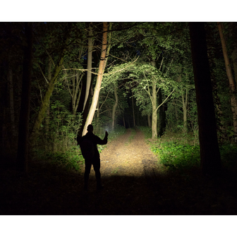 Waterdichte 4-in-1 Long Range Outdoor Zaklamp 4500 Lumen - Armytek Elf C2 Max LR - Licht