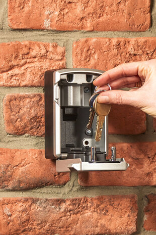 sleutelkluis-met-schroeven,-bluetooth-en-cijfercode-masterlock-5441eurd_insfeerafbeelding