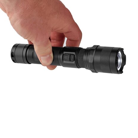 Oplaadbare zaklamp, LTRR10WBK 1000lumen in hand