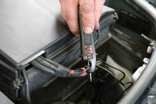 Auto Spanningzoeker 3V-48V - Elma 197 Digitale Voltage Tester voor Auto & E-Bike  -Sfeerimpressie