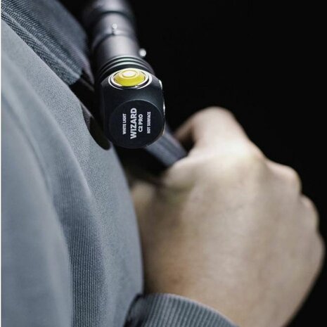Armytek Wizard C2 Pro - Oplaadbaar - 2330 lumen - Warm Wit licht aan de tas