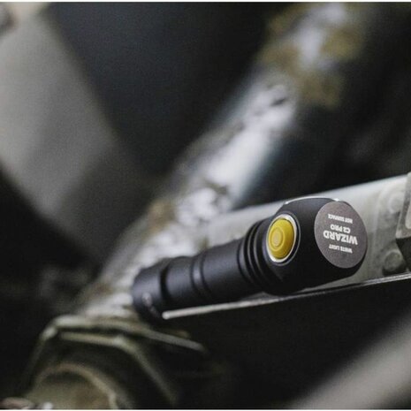 Armytek Wizard C2 Pro - Oplaadbaar - 2330 lumen - Warm Wit licht in gebruik