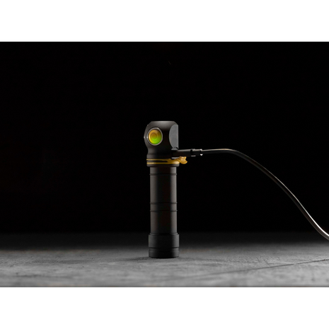 Waterdichte 4-in-1 Long Range Outdoor Zaklamp 4500 Lumen - Armytek Elf C2 Max LR - Oplaadbaar Sfeerimpressie